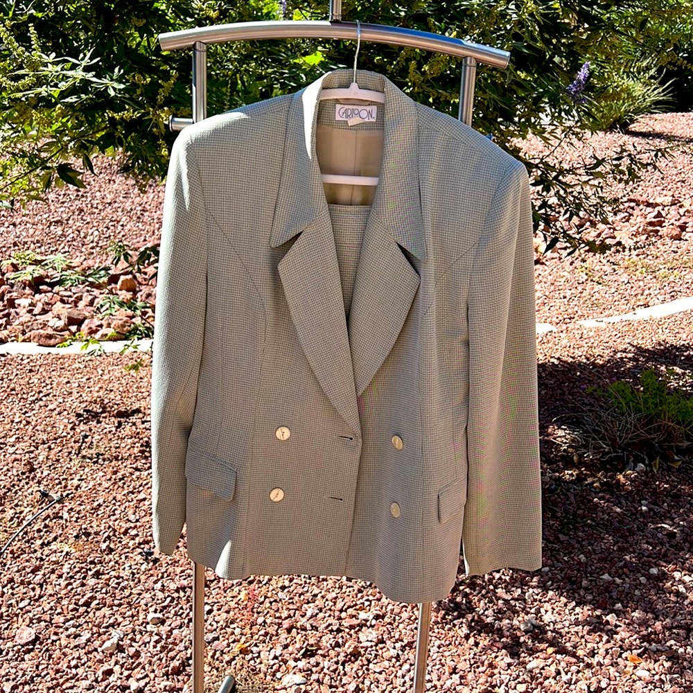 Cartoon business suit jacket and skirt size 36 at Europe, used looking new 🔥